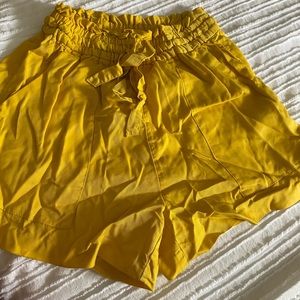 H&M High wasted yellow shorts